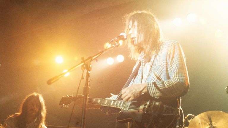 https://www.gettyimages.com/detail/news-photo/neil-young-performs-in-paris-france-on-march-23rd-1976-news-photo/108550806