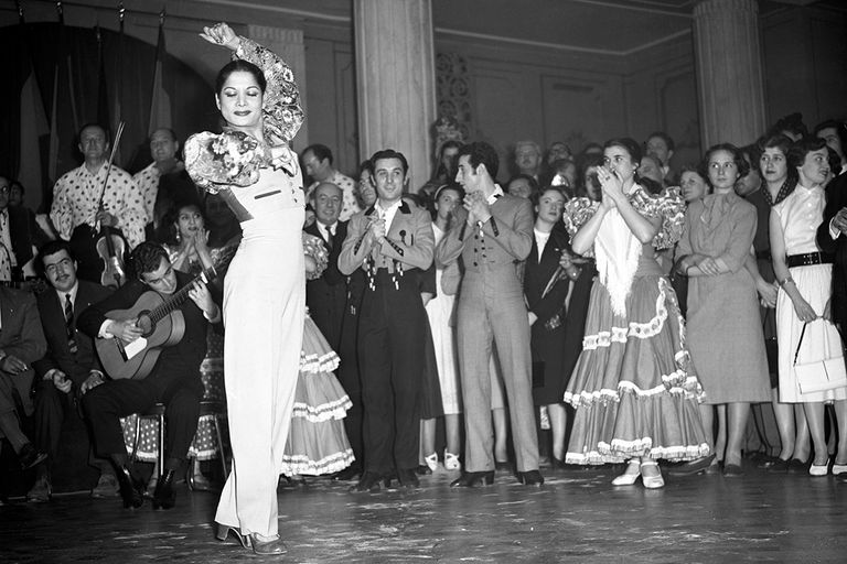 https://www.gettyimages.com/detail/news-photo/la-danseuse-de-flamenco-carmen-amaya-inaugure-loffice-news-photo/1361857990