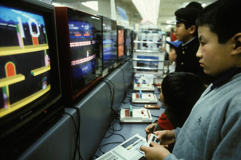 https://www.gettyimages.com/detail/news-photo/children-playing-nintendo-famicon-video-games-in-april-1986-news-photo/847606136