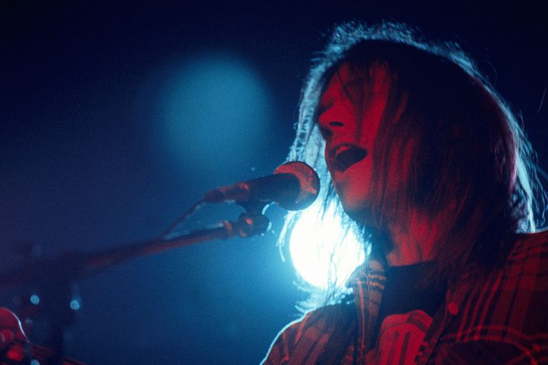 https://www.gettyimages.com/detail/news-photo/neil-young-performs-in-paris-france-on-march-23rd-1976-news-photo/108550805