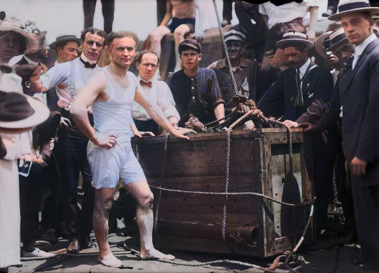 https://www.gettyimages.co.uk/detail/news-photo/illusionist-and-escape-artist-harry-houdini-performs-his-news-photo/536063107