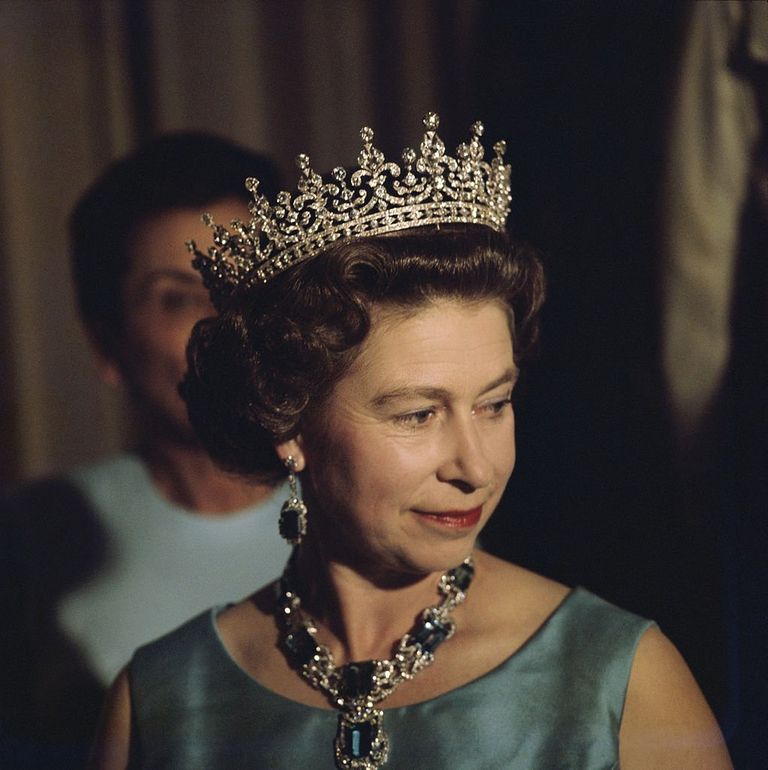 https://www.gettyimages.co.uk/detail/news-photo/queen-elizabeth-ii-in-a-crown-and-jewelled-necklace-1975-news-photo/139119109