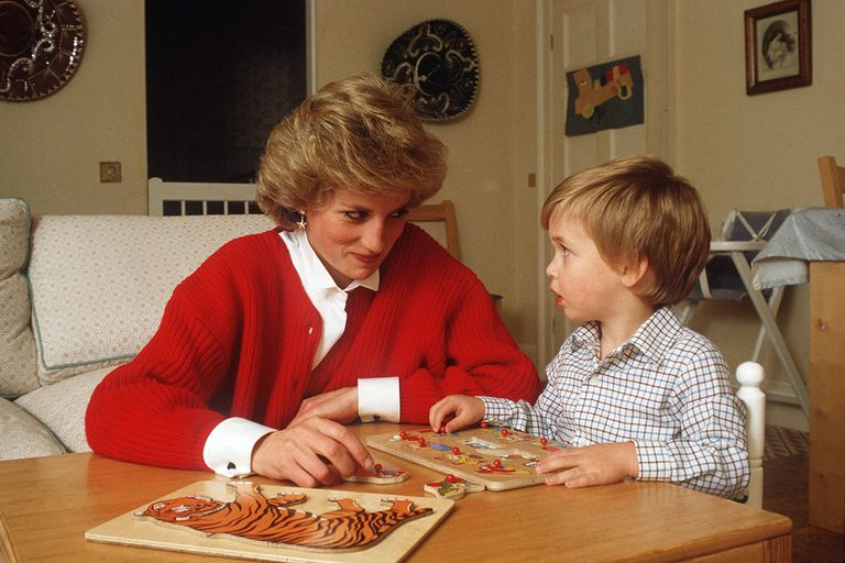 https://www.gettyimages.co.uk/detail/news-photo/princess-diana-helping-prince-william-with-a-jigsaw-puzzle-news-photo/52119265?adppopup=true