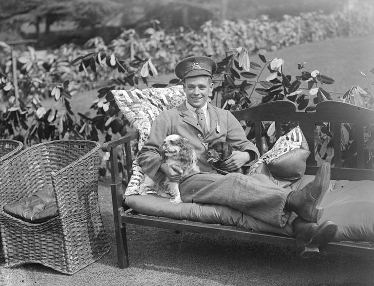https://www.gettyimages.co.uk/detail/news-photo/an-off-duty-soldier-relaxing-at-mr-r-monds-record-news-photo/3062020