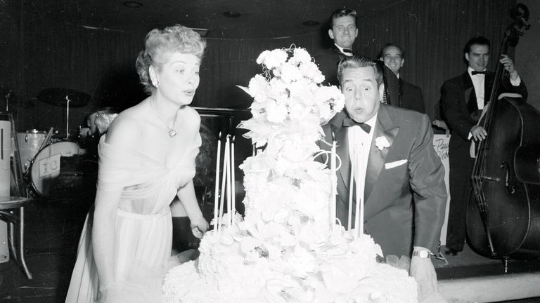 https://www.gettyimages.co.uk/detail/news-photo/desi-arnaz-and-lucille-ball-blow-out-candles-on-their-13th-news-photo/517823430