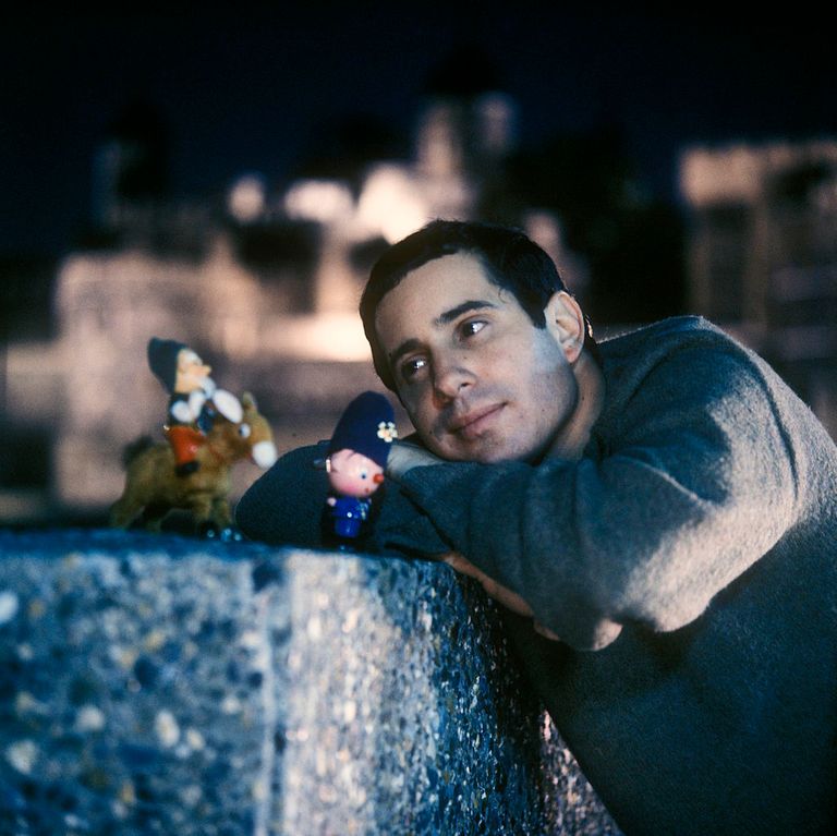 https://www.gettyimages.co.uk/detail/news-photo/photo-of-paul-simon-posed-portrait-of-paul-simon-with-toys-news-photo/84892861