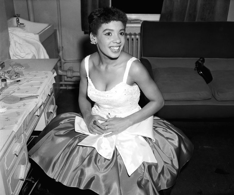 https://www.gettyimages.co.uk/detail/news-photo/singer-shirley-bassey-26th-august-1955-news-photo/867437110