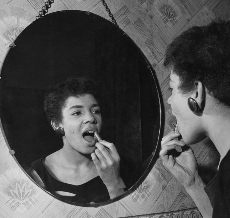 https://www.gettyimages.co.uk/detail/news-photo/welsh-singer-shirley-bassey-applies-her-make-up-at-her-news-photo/818848208