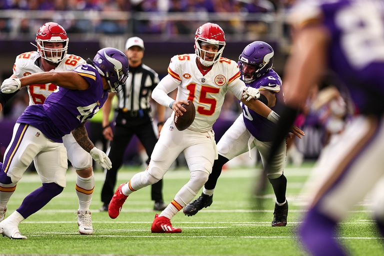 https://www.gettyimages.com/detail/news-photo/patrick-mahomes-of-the-kansas-city-chiefs-drops-back-to-news-photo/1728873737