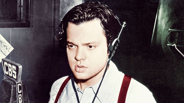 https://www.gettyimages.com/detail/news-photo/orson-welles-broadcasting-on-cbs-ca-1938-news-photo/517423036?adppopup=true