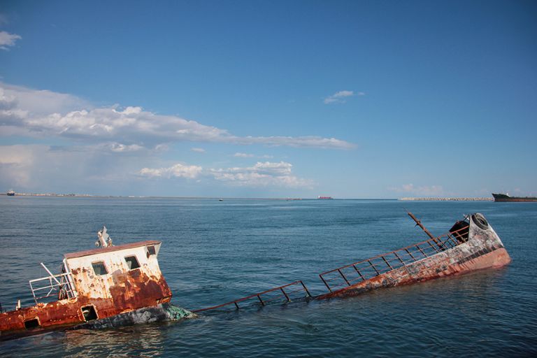 https://www.gettyimages.com/detail/photo/shipwreck-royalty-free-image/965506770?phrase=cargo+shipwreck