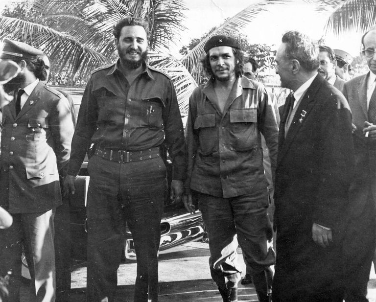 https://www.gettyimages.com/detail/news-photo/from-left-cuban-revolutionaries-premier-fidel-castro-and-news-photo/551888073?adppopup=true