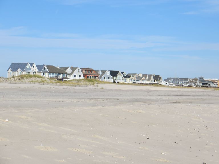 https://www.gettyimages.co.uk/detail/photo/beach-houses-at-cupsogue-beach-royalty-free-image/1184076117?phrase=THE+HAMPTONS+HOUSES&adppopup=true