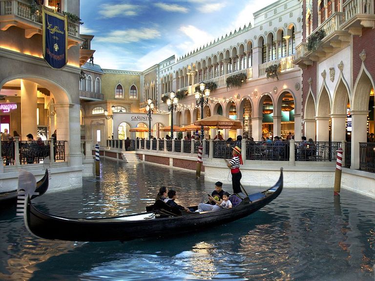 https://www.gettyimages.co.uk/detail/news-photo/tourists-ride-in-a-gondola-inside-the-venetian-luxury-hotel-news-photo/530287986