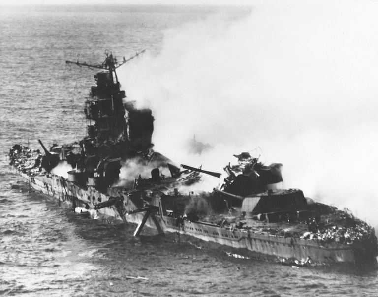https://commons.wikimedia.org/wiki/File:Japanese_heavy_cruiser_Mikuma_sinking_on_6_June_1942_(80-G-414422).jpg