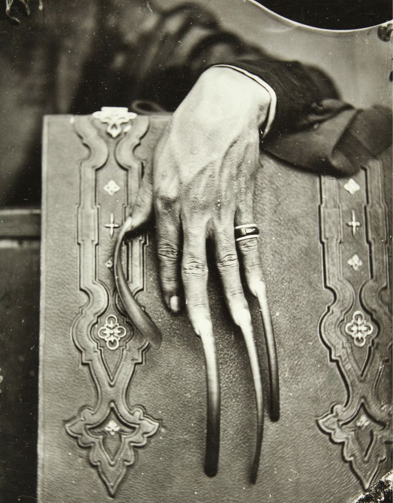 https://www.gettyimages.co.uk/detail/news-photo/hand-of-a-rich-annamese-saigon-see-the-long-nails-on-his-news-photo/551766617?adppopup=true