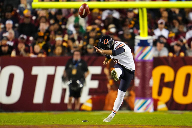 https://www.gettyimages.com/detail/news-photo/cairo-santos-of-the-chicago-bears-kicks-off-during-an-nfl-news-photo/1722494986