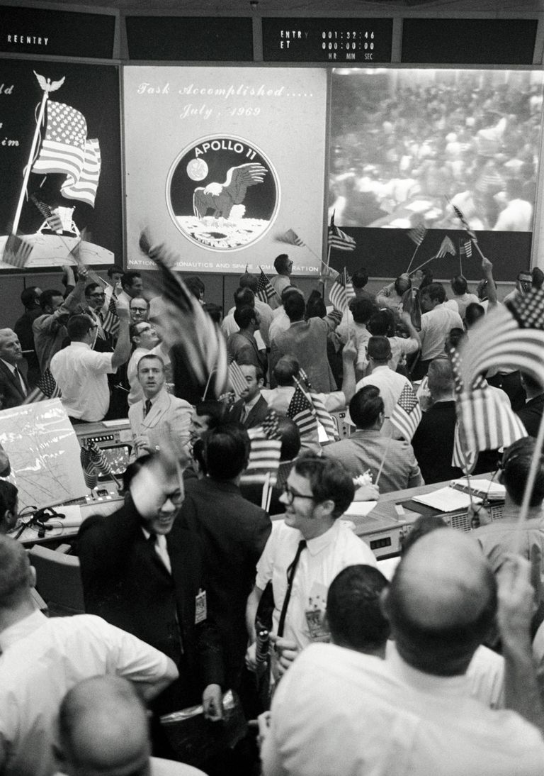 https://www.gettyimages.com/detail/news-photo/view-of-mission-operations-control-room-in-the-mission-news-photo/1371408253