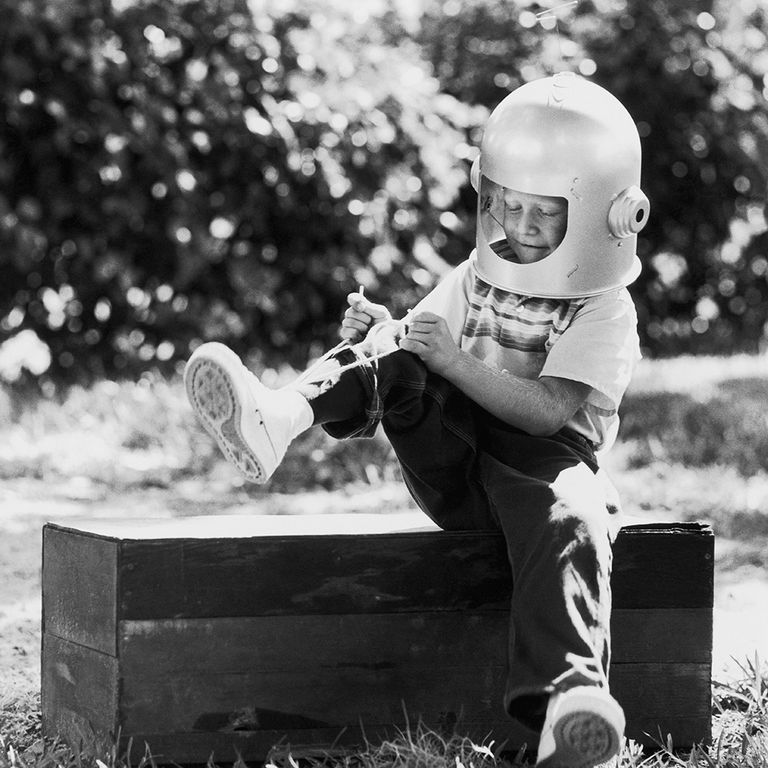 https://www.gettyimages.com/detail/news-photo/boy-wearing-retro-space-helmet-tying-his-shoe-news-photo/86063037?adppopup=true