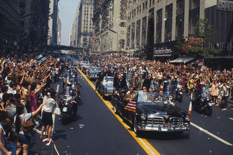 https://www.gettyimages.com/detail/news-photo/crowds-along-42nd-street-cheer-apollo-11-astronauts-en-news-photo/517262598