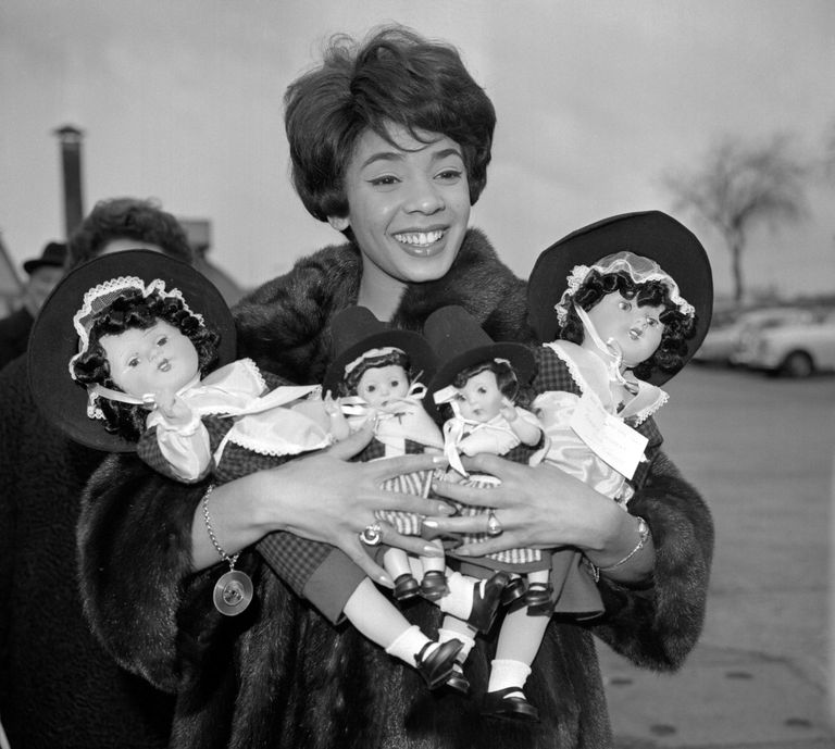 https://www.gettyimages.co.uk/detail/news-photo/singer-shirley-bassey-has-her-arms-full-of-dolls-in-welsh-news-photo/839407148