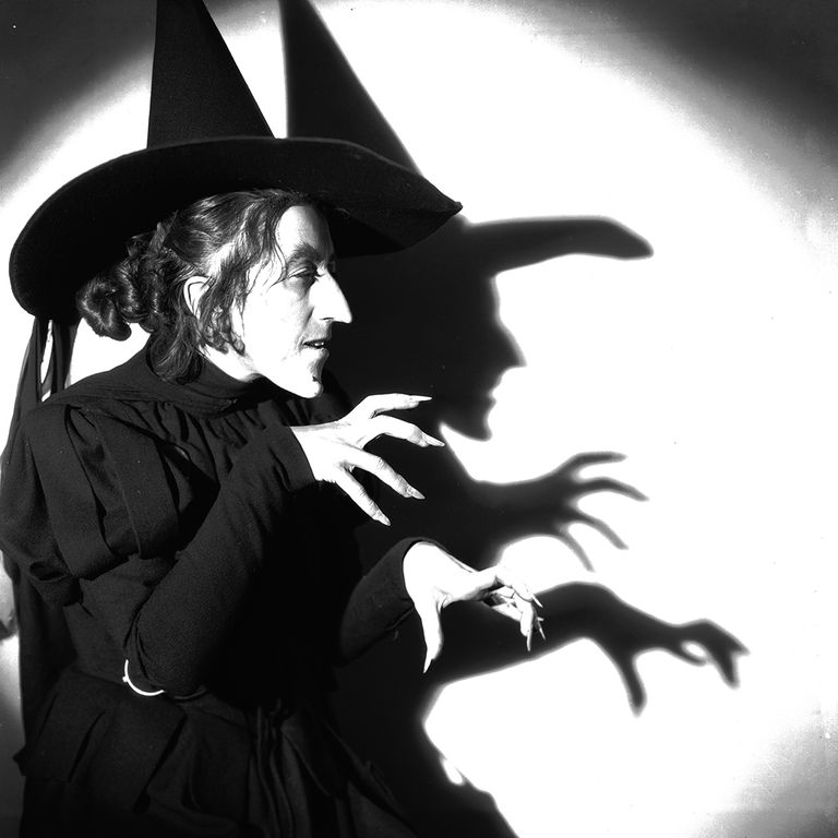 https://www.gettyimages.co.uk/detail/news-photo/margaret-hamilton-in-the-role-of-miss-gulch-the-wicked-news-photo/3170843?adppopup=true
