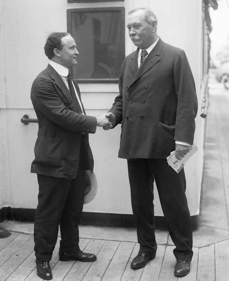 https://www.gettyimages.com/detail/news-photo/harry-houdini-and-sir-arthur-conan-doyle-shake-hands-as-news-photo/515182284