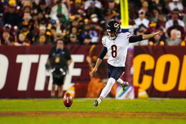 https://www.gettyimages.com/detail/news-photo/cairo-santos-of-the-chicago-bears-kicks-off-during-an-nfl-news-photo/1722495842