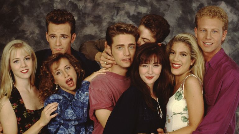 https://www.gettyimages.co.uk/detail/news-photo/the-beverly-hills-90210-cast-poses-for-a-portrait-on-set-news-photo/1458028758