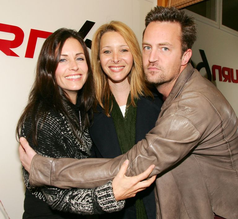 https://www.gettyimages.co.uk/detail/news-photo/courteney-cox-arquette-lisa-kudrow-and-matthew-perry-news-photo/114556701?adppopup=true