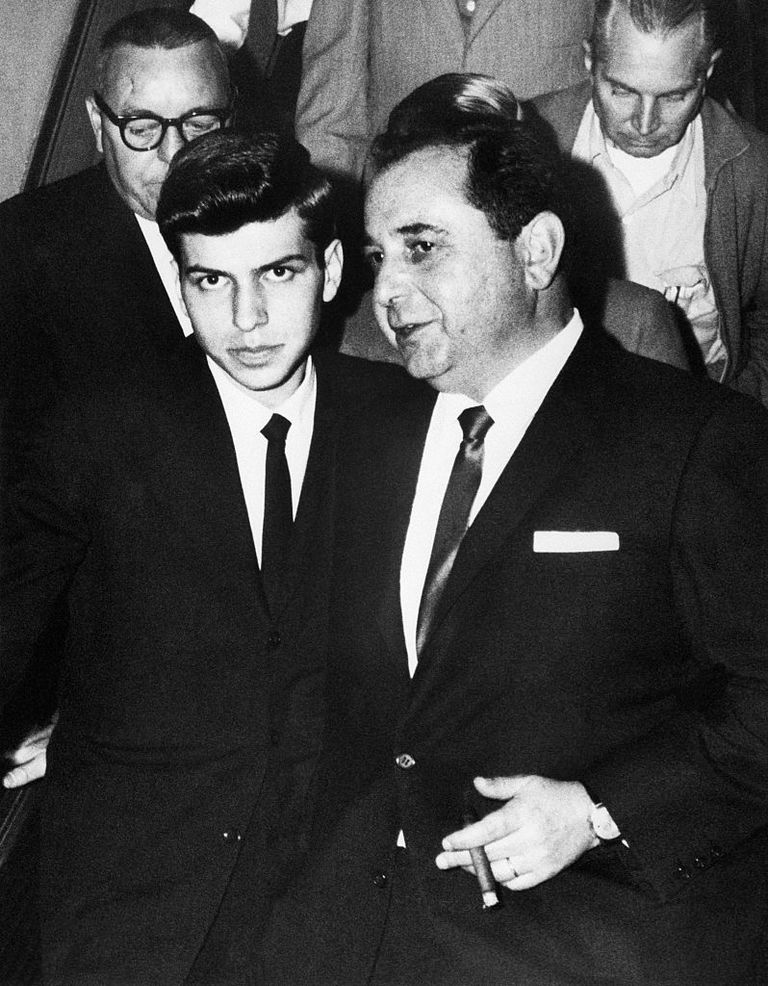 https://www.gettyimages.co.uk/detail/news-photo/los-angeles-ca-frank-sinatra-jr-is-shown-here-with-attorney-news-photo/514906194