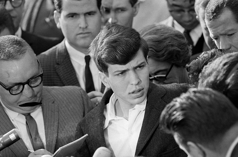 https://www.gettyimages.co.uk/detail/news-photo/frank-sinatra-jr-meets-with-the-press-in-front-of-his-news-photo/514694686