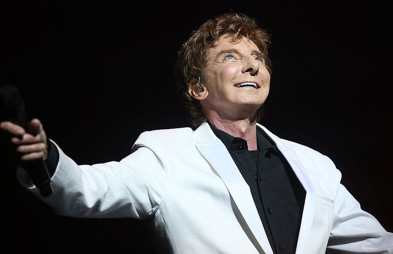 https://www.gettyimages.co.uk/detail/news-photo/singer-barry-manilow-peforms-during-the-curtain-call-of-news-photo/160359568?adppopup=true