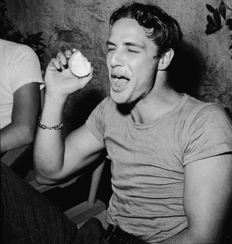 https://www.gettyimages.co.uk/detail/news-photo/american-actor-marlon-brando-laughs-while-eating-an-apple-news-photo/2054674?adppopup=true