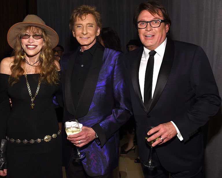 https://www.gettyimages.co.uk/detail/news-photo/singer-songwriters-carly-simon-and-barry-manilow-and-garry-news-photo/510334524