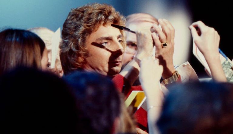 https://www.gettyimages.co.uk/detail/news-photo/unspecified-barry-manilow-crew-behind-the-scenes-making-of-news-photo/1232192289?adppopup=true