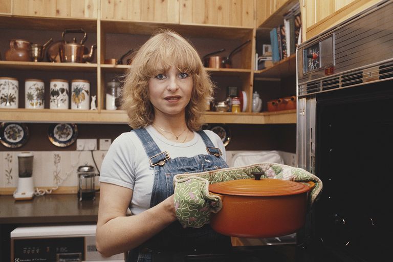 https://www.gettyimages.co.uk/detail/news-photo/english-actress-liza-goddard-cooks-a-casserole-circa-1980-news-photo/1041752332?adppopup=true