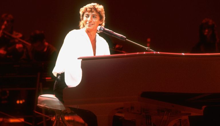 https://www.gettyimages.co.uk/detail/news-photo/singer-barry-manilow-in-concert-news-photo/50716501?adppopup=true