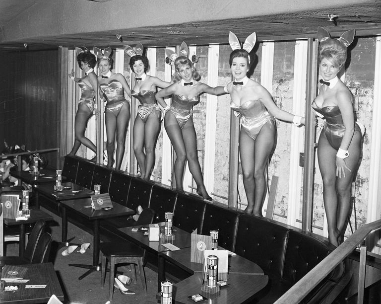 https://www.gettyimages.co.uk/detail/news-photo/decorating-the-still-furnished-wall-of-the-new-playboy-club-news-photo/515031152