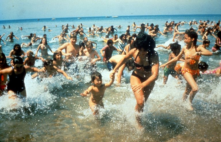 https://www.gettyimages.co.uk/detail/news-photo/crowds-run-out-of-the-water-in-a-scene-from-the-film-jaws-news-photo/168580449