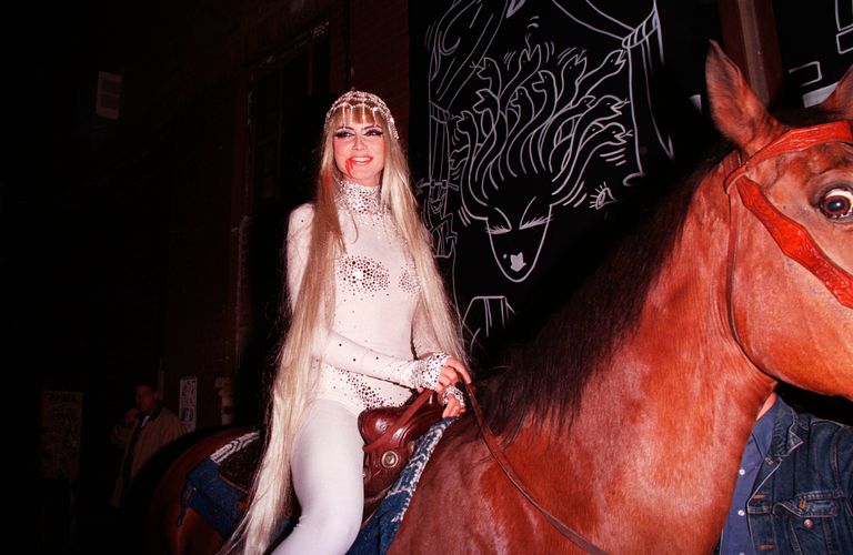 https://www.gettyimages.co.uk/detail/news-photo/model-heidi-klum-arrives-on-horseback-to-her-halloween-news-photo/678916?adppopup=true