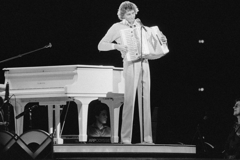https://www.gettyimages.co.uk/detail/news-photo/barry-manilow-playing-the-accordion-in-concert-at-hartford-news-photo/638801904