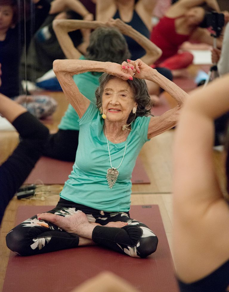 https://www.gettyimages.co.uk/detail/news-photo/tao-porchon-lynch-master-yoga-teacher-99-years-old-teaches-news-photo/1093165886
