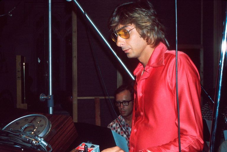 https://www.gettyimages.co.uk/detail/news-photo/barry-manilow-in-a-recording-studio-new-york-circa-1978-news-photo/112146153?adppopup=true