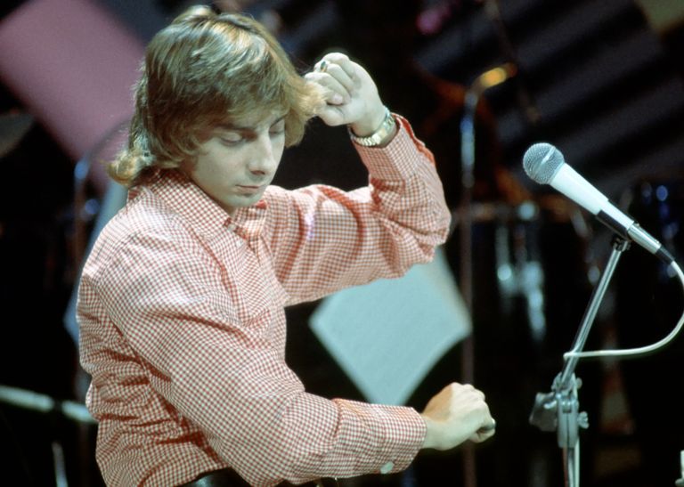 https://www.gettyimages.co.uk/detail/news-photo/singer-songwriter-barry-manilow-performs-on-the-midnight-news-photo/73995636?adppopup=true