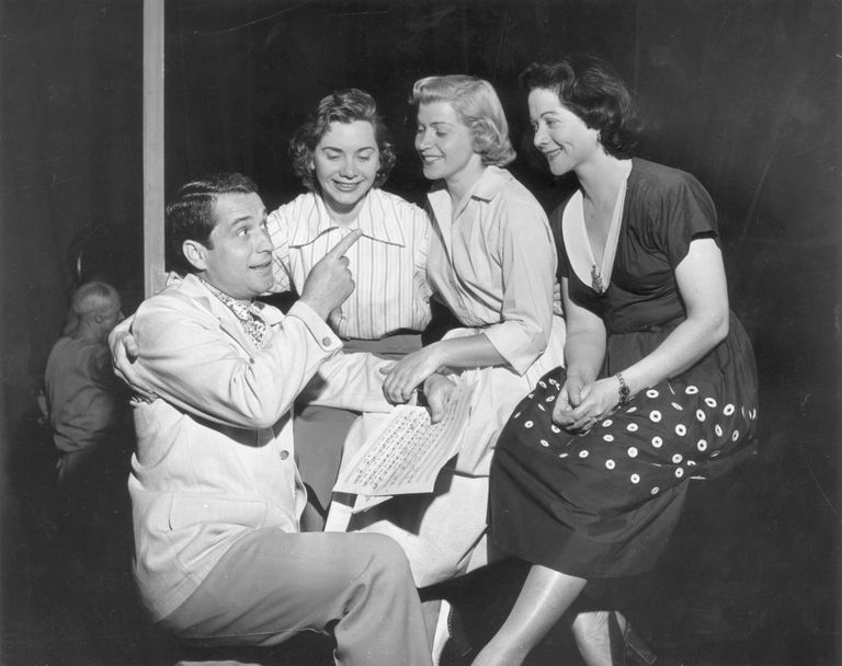 https://www.gettyimages.co.uk/detail/news-photo/american-pop-singer-perry-como-sits-with-american-pop-vocal-news-photo/3232200