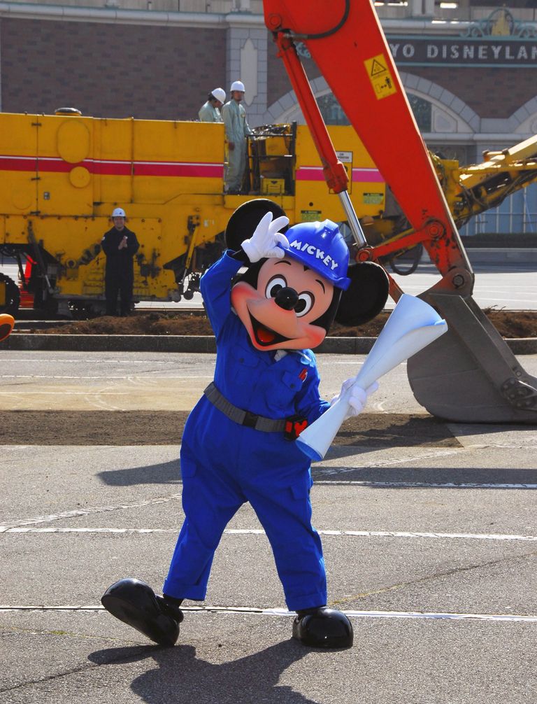 https://www.gettyimages.co.uk/detail/news-photo/mickey-mouse-kicks-off-the-start-of-tokyo-disneyland-hotel-news-photo/110841026?adppopup=true