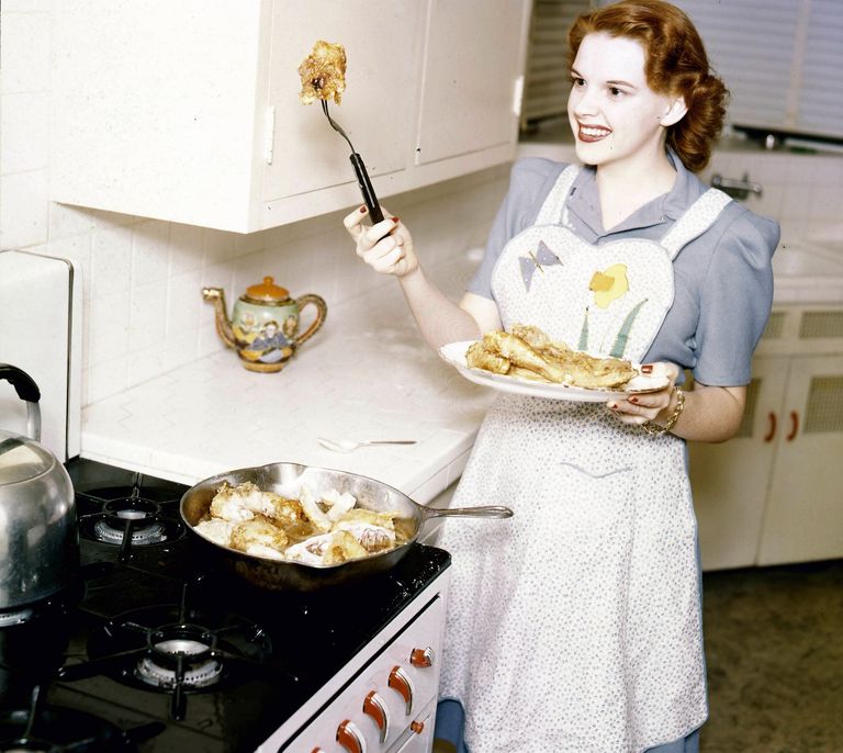 https://www.gettyimages.co.uk/detail/news-photo/judy-garland-us-singer-and-actress-wearing-a-cooking-apron-news-photo/121991849?adppopup=true