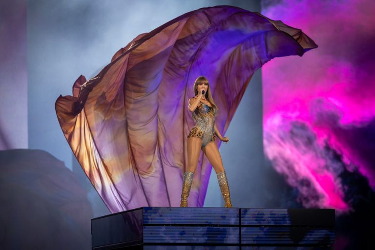 https://www.gettyimages.co.uk/detail/news-photo/inglewood-ca-taylor-swift-performs-during-the-eras-tour-at-news-photo/1584250823