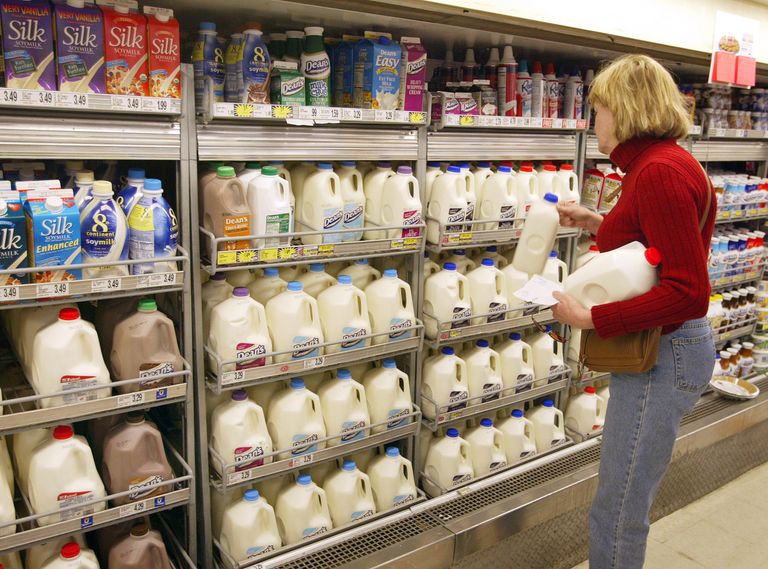 https://www.gettyimages.co.uk/detail/news-photo/woman-shops-for-milk-in-a-grocery-april-12-2004-in-chicago-news-photo/3342312?adppopup=true